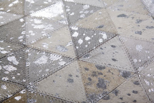 Naturfell Lederteppich mit metallic-Silber Applikationen und Patchwork-Muster